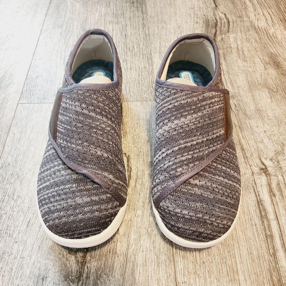 Youyun Velcro Sneaker US Womens size 5